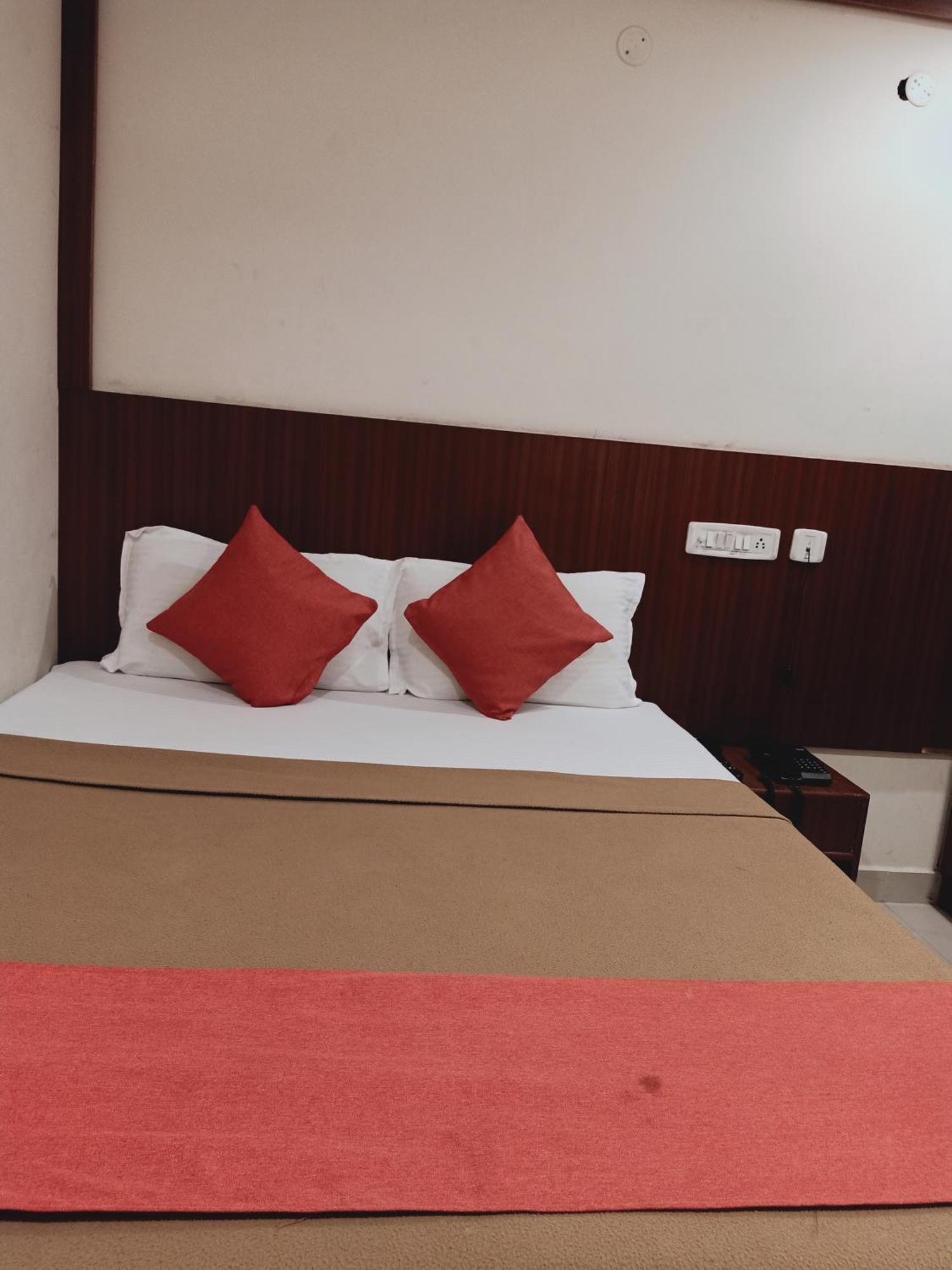 Hotel Neem Tree Hyderabad Airport Шамшабад Экстерьер фото